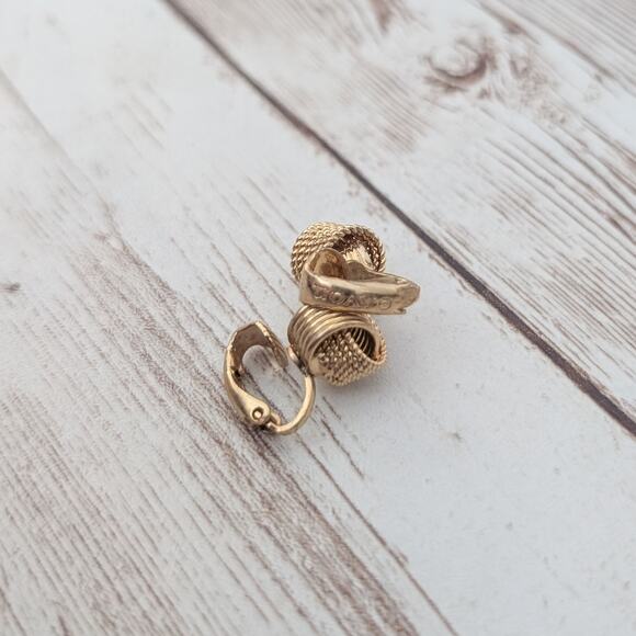 Vintage Avon Clip On Earrings - Pretty Gold Tone Interlocking Design 3/8" - Picture 7 of 7